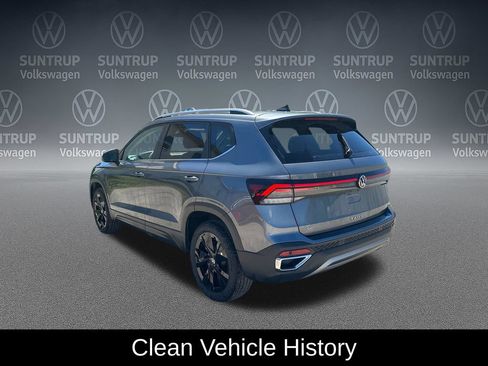 Used 2025 Volkswagen Taos SE w/ Panoramic Sunroof Package FWD image 4