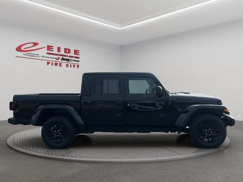 Used 2022 Jeep Gladiator Sport AWD/4WD image 7
