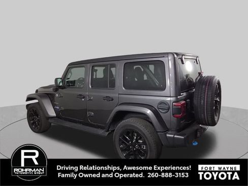 Used 2022 Jeep Wrangler Unlimited Sahara w/ Cold Weather Group AWD/4WD image 11