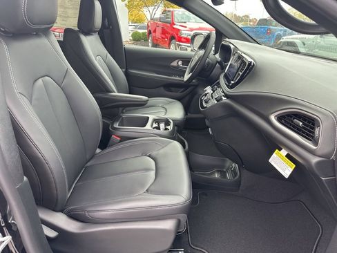 New 2026 Chrysler Pacifica Select image 55