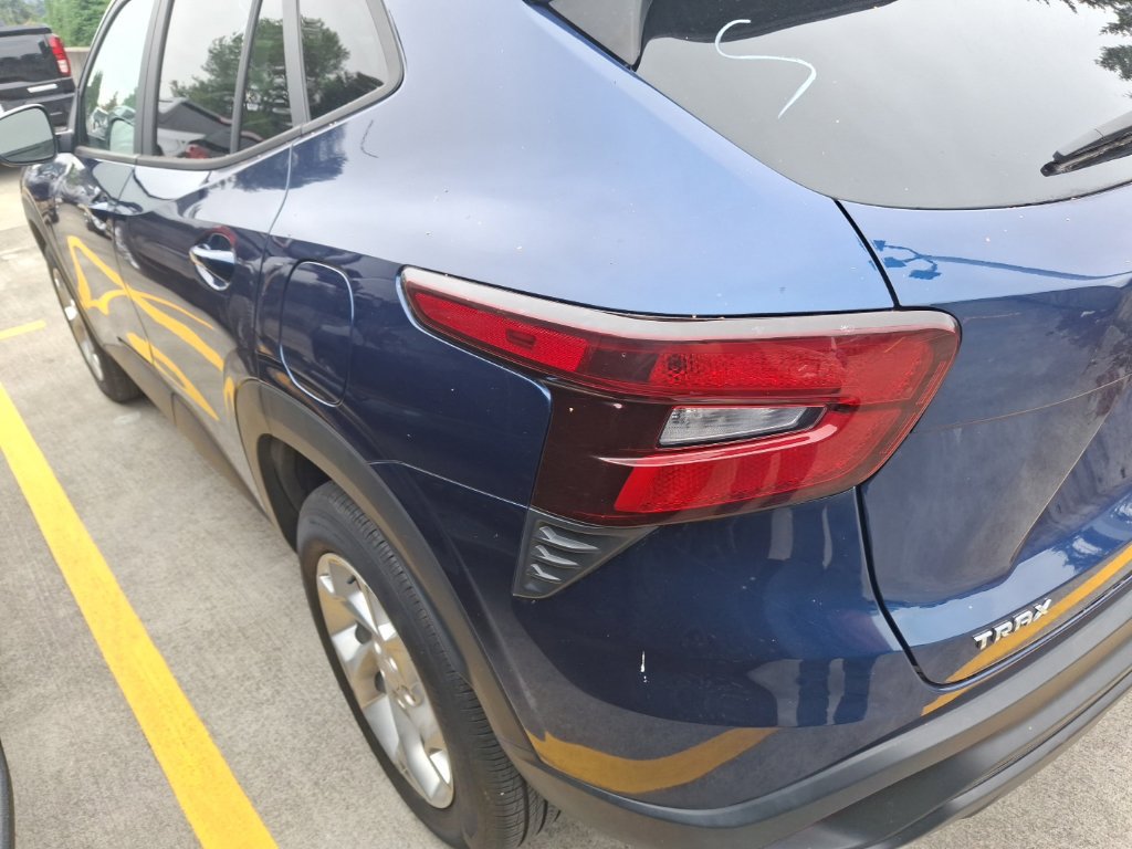 Used 2024 Chevrolet Trax LS w/ LS Convenience Package FWD image 6
