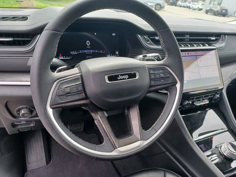 Used 2023 Jeep Grand Cherokee L Limited AWD/4WD image 9
