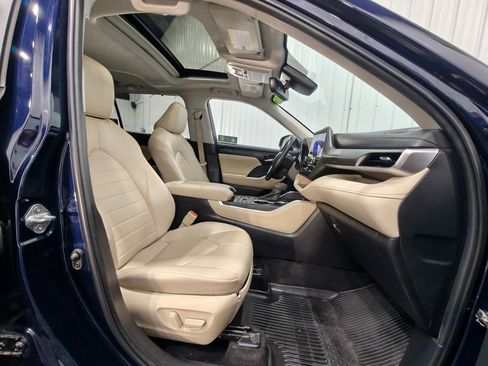 Used 2023 Toyota Highlander XLE AWD/4WD image 24