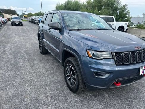 Used 2019 Jeep Grand Cherokee Trailhawk w/ Trailhawk Luxury Group AWD/4WD image 2