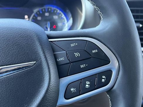 Used 2023 Chrysler Pacifica Touring-L FWD image 21