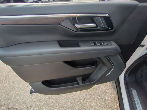 Used 2025 Chevrolet Suburban Z71 AWD/4WD image 22