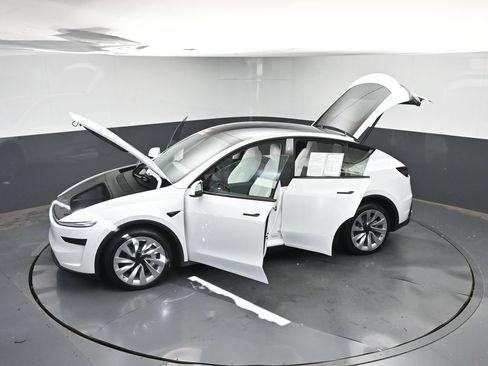 Used 2026 Tesla Model Y 2WD image 40