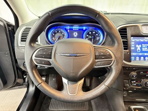 Used 2018 Chrysler 300 Touring L image 27