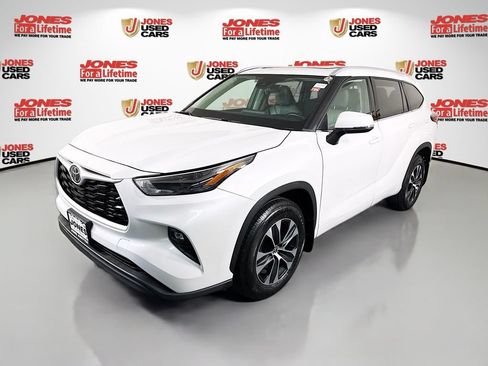 Used 2022 Toyota Highlander XLE AWD/4WD image 13