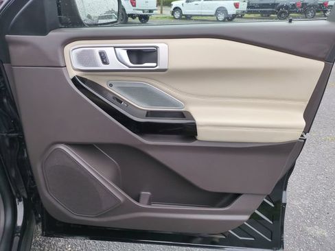 Used 2022 Ford Explorer Platinum w/ Technology Package AWD/4WD image 34