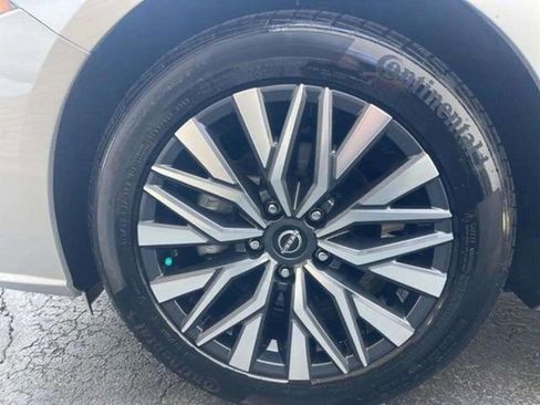 Used 2025 Nissan Altima 2.5 SV FWD image 10