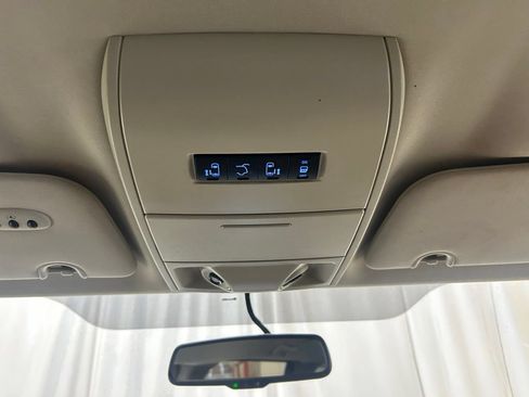 Used 2016 Chrysler Town & Country Touring FWD image 18