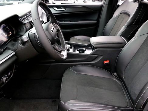 New 2025 Jeep Grand Cherokee Altitude image 9