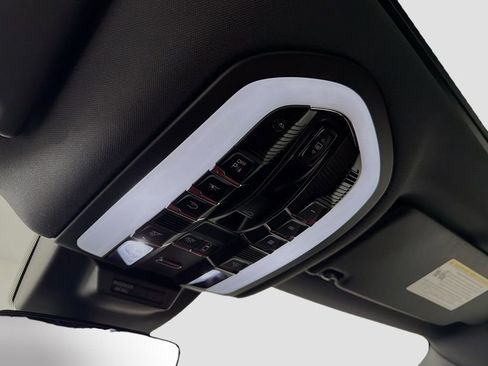 Certified 2022 Porsche Macan S image 24