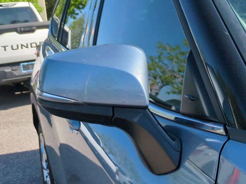 Used 2023 Toyota Highlander Limited FWD image 12