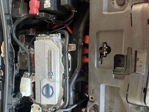 Used 2011 Nissan Leaf SL image 24