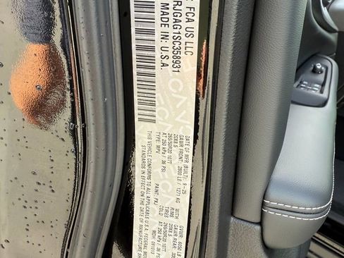 New 2025 Jeep Grand Cherokee Altitude image 30