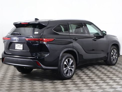 Used 2022 Toyota Highlander XLE AWD/4WD image 11