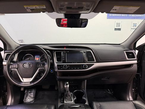 Used 2019 Toyota Highlander XLE AWD/4WD image 11