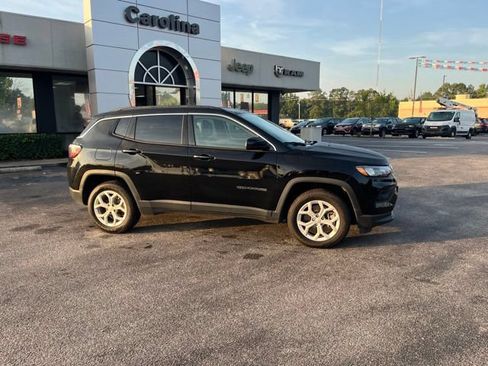 Used 2024 Jeep Compass Latitude AWD/4WD image 3