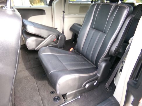 Used 2016 Chrysler Town & Country Touring image 14