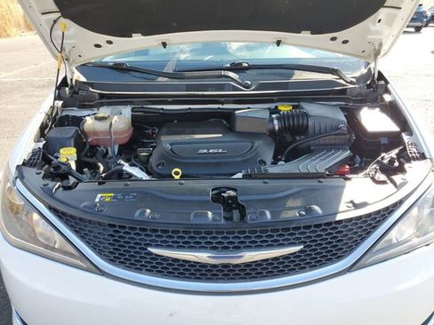 Used 2018 Chrysler Pacifica Touring-L Plus image 28