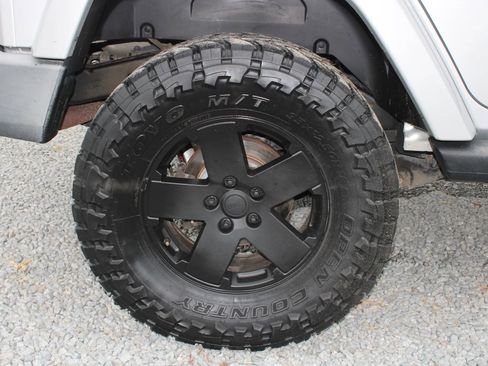 Used 2007 Jeep Wrangler Unlimited Sahara w/ Dual Top Group image 7