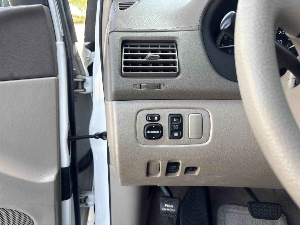 Used 2005 Toyota Sienna LE w/ LE Pkg 1 FWD image 18