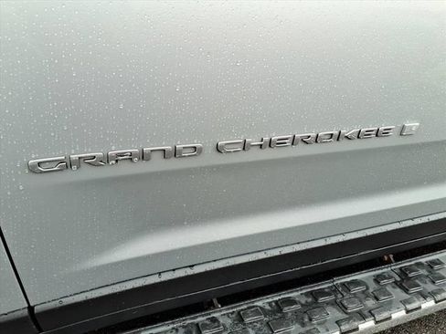 Used 2025 Jeep Grand Cherokee Laredo X w/ Luxury Tech Group I AWD/4WD image 5