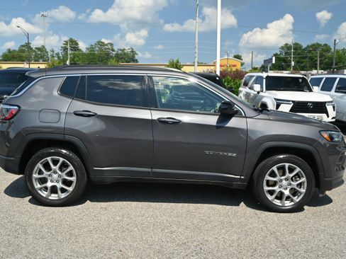Used 2024 Jeep Compass Latitude AWD/4WD image 11