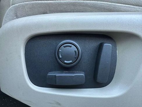 Used 2017 Land Rover Discovery HSE image 12