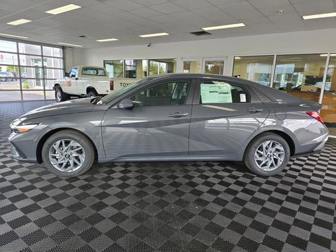 New 2026 Hyundai Elantra Hybrid FWD image 6