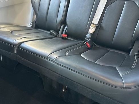 Used 2024 Chrysler Pacifica Touring-L image 13