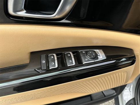 Used 2024 Kia Carnival EX image 13