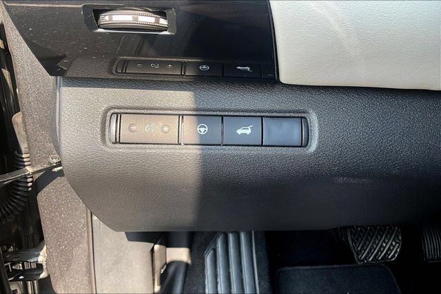 Used 2025 Nissan Pathfinder SV AWD/4WD image 15