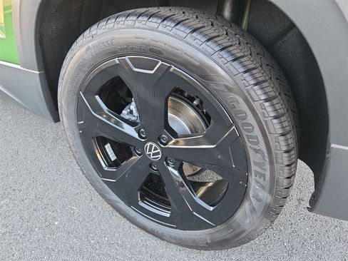 New 2025 Volkswagen Taos SEL image 10