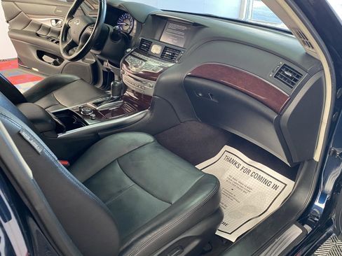 Used 2018 INFINITI Q70 Luxe w/ Cargo Package image 8