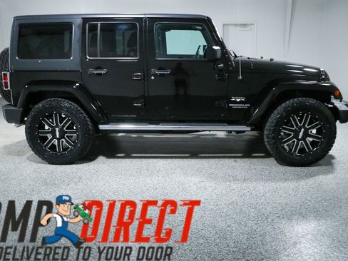 Used 2016 Jeep Wrangler Unlimited Sahara w/ Dual Top Group AWD/4WD image 6