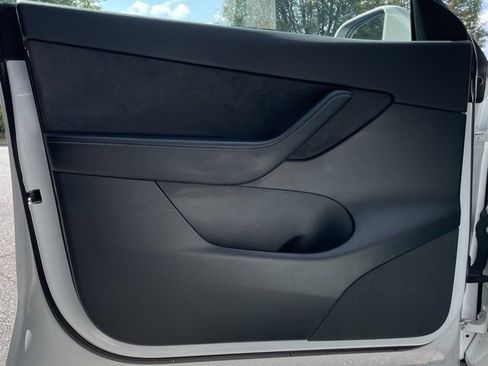 Used 2021 Tesla Model Y Long Range image 14