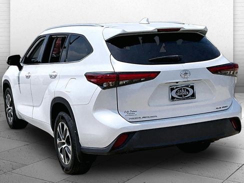 Used 2022 Toyota Highlander XLE AWD/4WD image 4