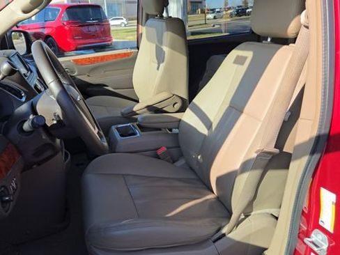 Certified 2016 Chrysler Town & Country Touring-L w/ Driver Convenience Group FWD image 17