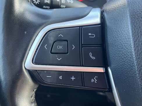 Used 2022 Toyota Highlander LE AWD/4WD image 19