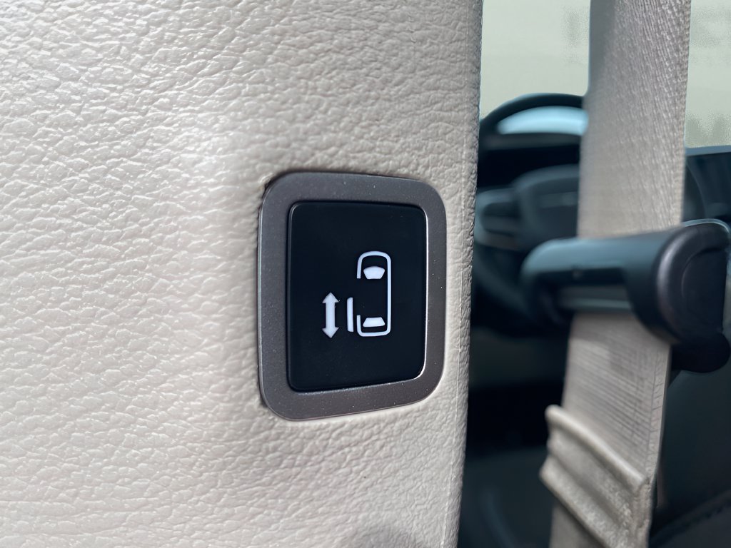 Used 2023 Chrysler Voyager LX FWD image 19