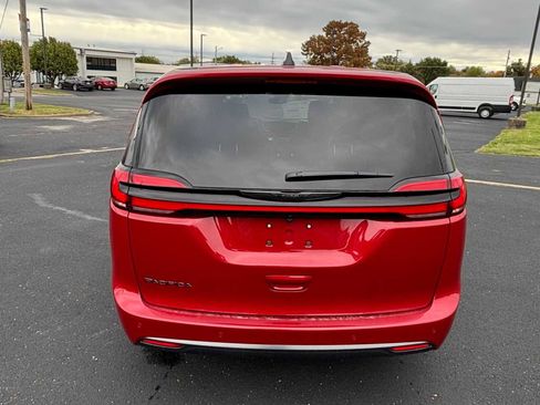 New 2026 Chrysler Pacifica Select image 5