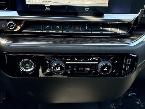 Used 2024 Chevrolet Silverado 1500 LT AWD/4WD image 6
