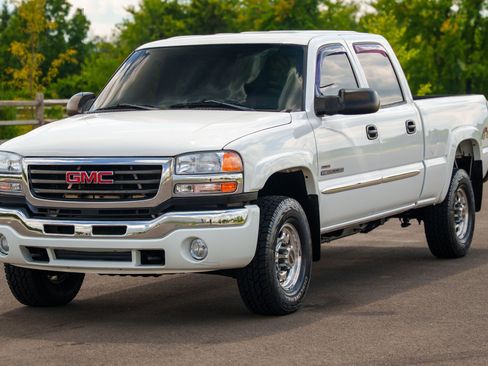 Used 2004 GMC Sierra 2500 SLE w/ Heavy-Duty Power Package AWD/4WD image 3