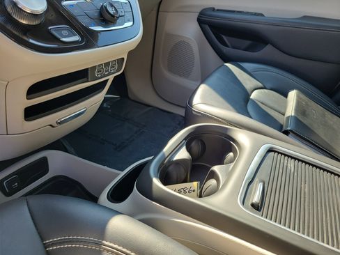 Used 2024 Chrysler Pacifica Touring-L image 29