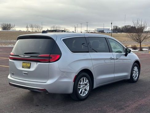 Used 2024 Chrysler Pacifica Touring-L image 3