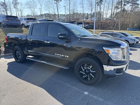 Used 2019 Nissan Titan SV w/ SV Convenience Package image 2