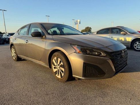 Used 2025 Nissan Altima 2.5 S FWD image 2